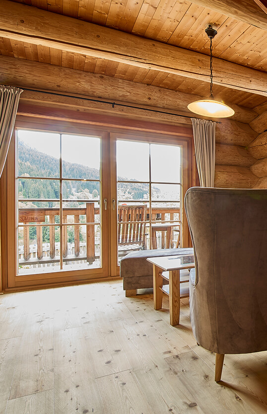 Holzraum mit Balkonblick auf Berge und Wald.