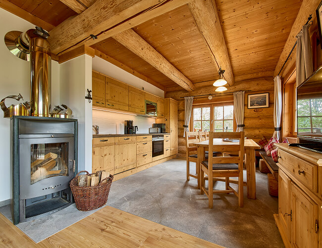 Heller Essbereich mit Kamin und Küche