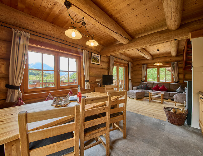 Heller Essbereich im Blockhaus-Stil