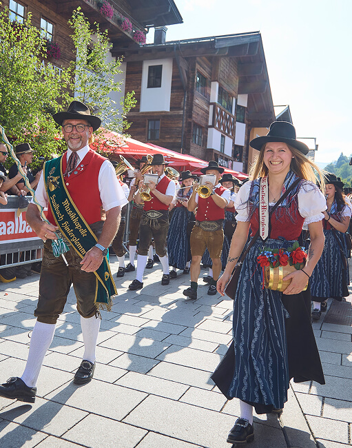Trachtenumzug mit Musikkapelle in Alpendorf.